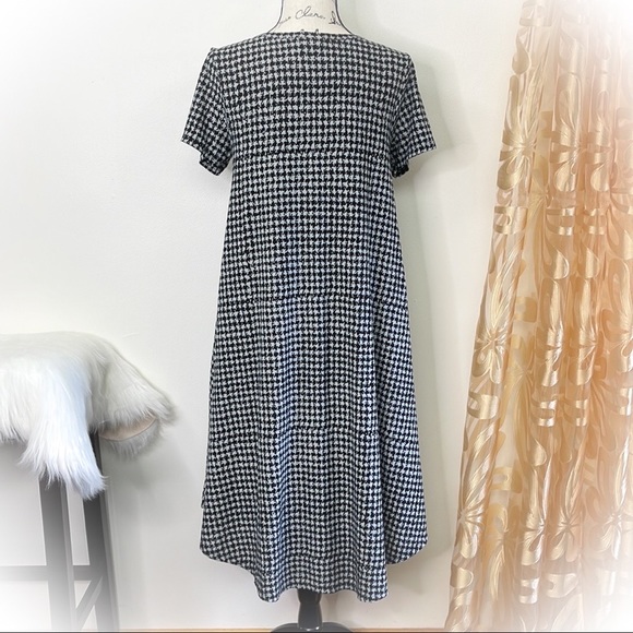 💕Beautiful & fun houndstooth Lularoe Carly Swing Dress💕 - Picture 4 of 10